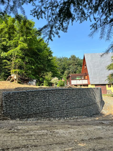 Gabiónová konštrukcia využitá ako oporný múr v záhrade
