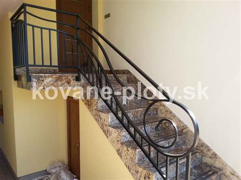 Ukážka elegantného kovaného zábradlia na schodoch