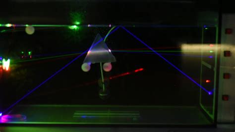 Zelený vs červený laserový lúč