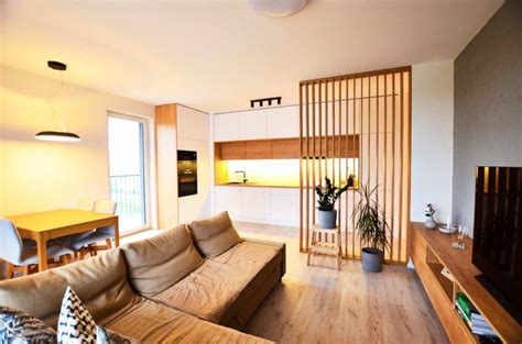 Úložné priestory v modernej kuchyni s obývačkou