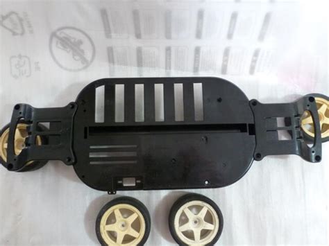 detailný pohľad na podvozok a kolesá detského RC auta