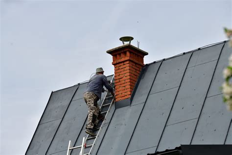 Nástroje a vybavenie kominára pre kontrolu komína