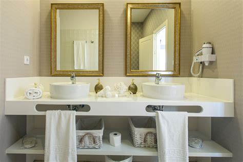 Kúpeľňa s dvoma umývadlami