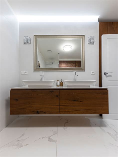 Kúpeľňa s dvoma umývadlami a skrinkami