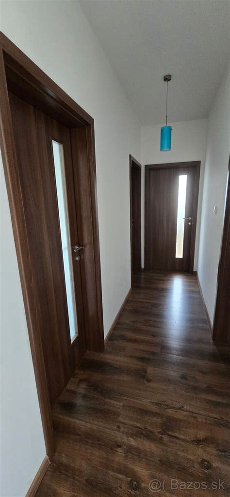 moderný interiér s drevenými obložkovými zárubňami