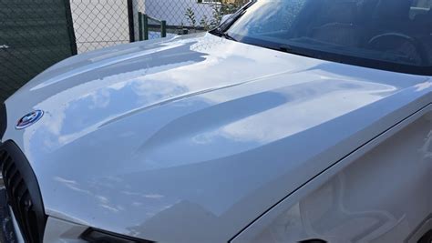 Detailný pohľad na vyleštenú kapotu auta