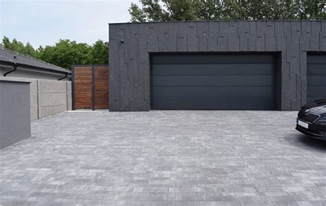 Detailná textúra betónovej dlažby s vymývaným povrchom