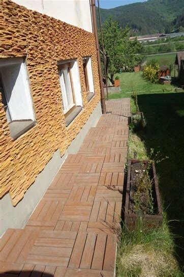 Príklad exteriérového použitia betónového obkladu imitujúceho drevo