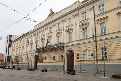 Historická budova s falcovanou strechou