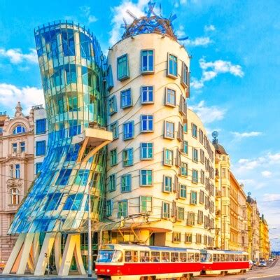 Tancujúci dom v Prahe s falcovanou fasádou