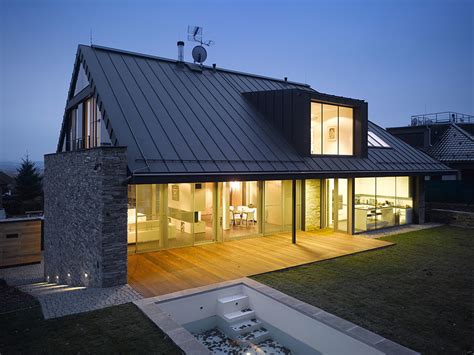 Moderný rodinný dom s kontrastnou fasádou a čiernou strechou