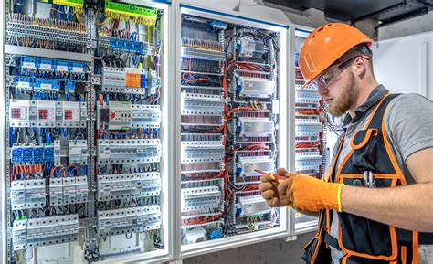 revízny technik pri kontrole rozvádzača