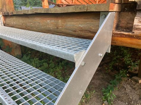 detailné zobrazenie lepenia a kotvenia schodnice k podkladu