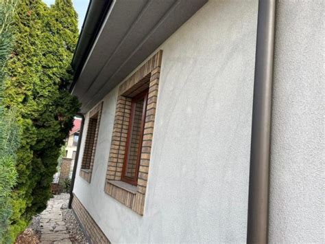 Detailná textúra silikónovej omietky na fasáde domu