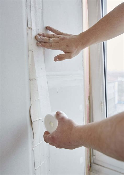 detailné zobrazenie vkladania výstužnej pásky do tmelu