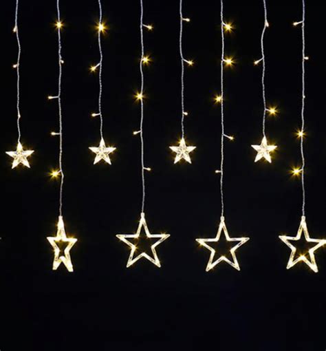 Interiér zdobený svetelnou reťazou s hviezdami