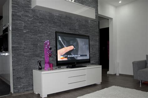 Ukážka moderného kamenného obkladu v interiéri obývačky