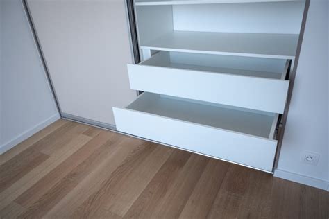 Ukážka svetlého laminátu v malom interiéri