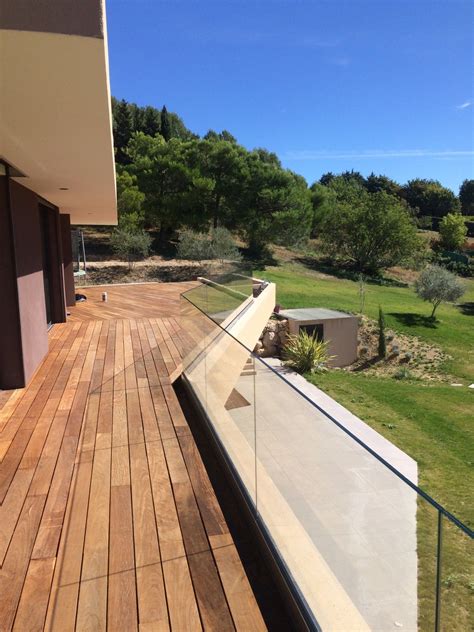 farebné sklenené prvky v exteriéri