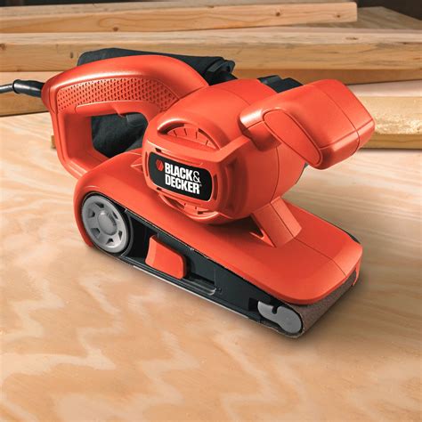 Pásová brúska Black & Decker KA86 pri práci na drevenej doske