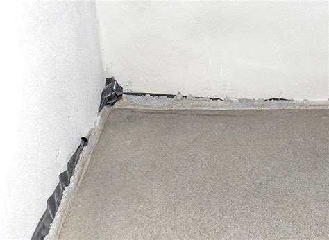 Detailné vyhlazovanie špáry špongiou