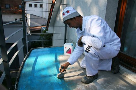 Aplikácia reflexného náteru na strechu