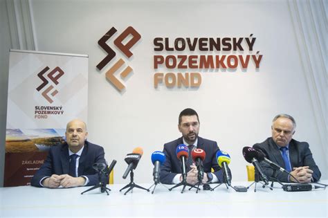 Logo Slovenského pozemkového fondu a budova
