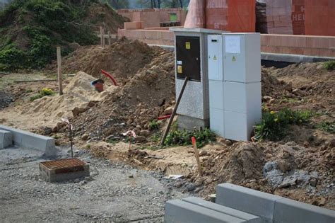 Správne osadenie elektromerovej skrinky na hranici pozemku