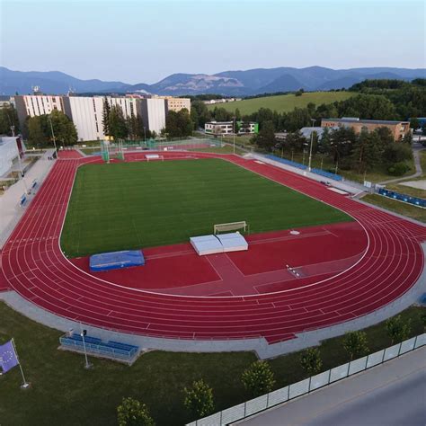 Pohľad na moderné športovisko K Park s workoutovou zónou a ihriskami