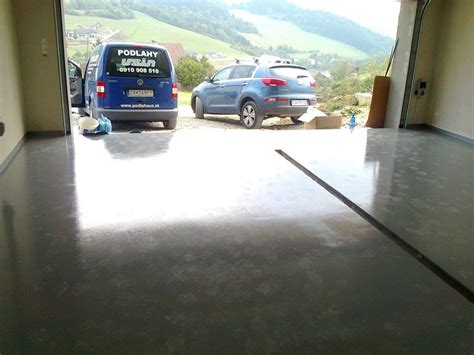 Záber na renovovanú betónovú podlahu v garáži s lesklým epoxidovým náterom