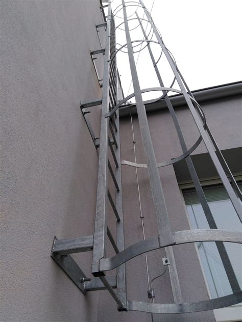 Detailný pohľad na spodnú koľajnicu s ochranným klipom