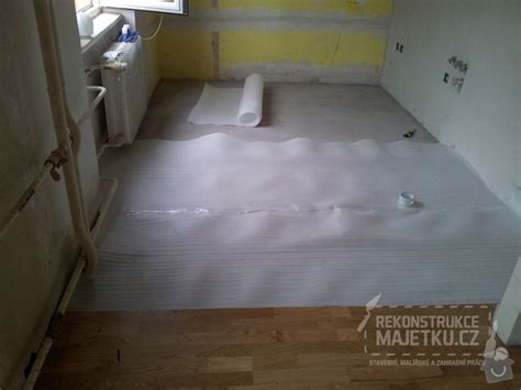 Detailný pohľad na povrch starého umakartového jadra v panelákovom byte