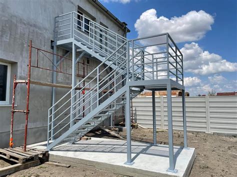 Zakrivené tehlové schodisko na svahu