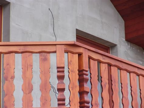 Detail ozdobného pántu na drevenej bráne