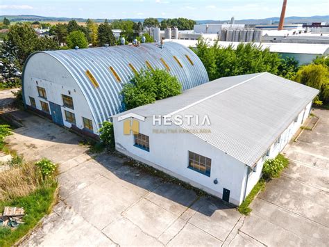 Veľký sklad stavebných materiálov pripravených na okamžitý odber