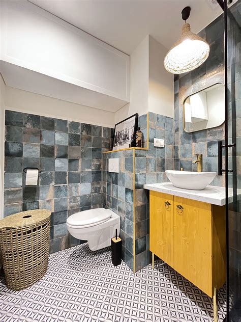 Kombinácia farieb obkladov a dlažieb v kúpeľni