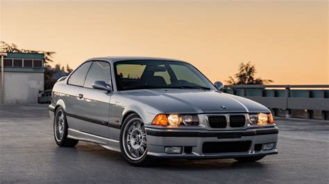 Detail aftermarket líšt dverí BMW E36 M3 s viditeľnými známkami opotrebenia
