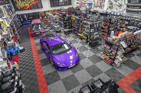 Interiér rozsiahleho showroomu Escape6 plný tuningových dielov