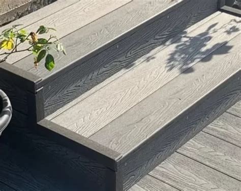 Kompozitné schody s integrovanými širokými lavičkami