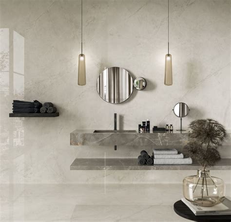 Lesklý béžový obklad v kúpeľni