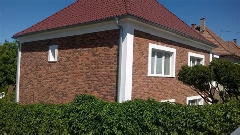 Hotová fasáda s tehlovým obkladom po škárovaní