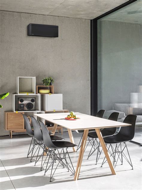 Interiér obývacej izby s elegantnou a diskrétnou nástennou jednotkou Daikin Sensira