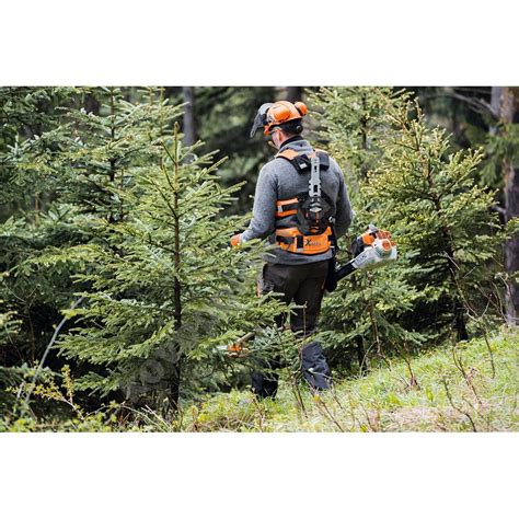 Husqvarna 555 v akcii v lese