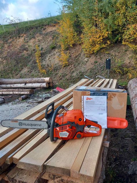 Lesník používajúci pílu Husqvarna 555
