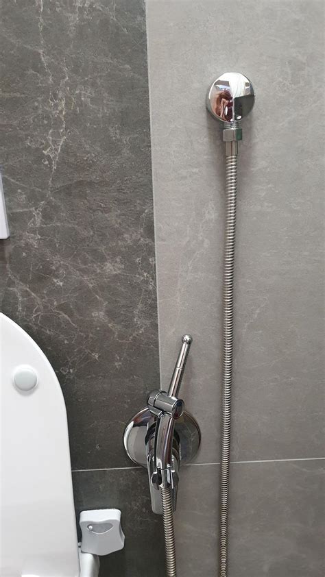 Detail chrómovanej bidetovej batérie