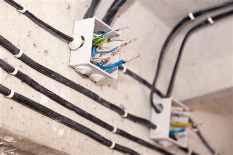 Oprava poškodeného elektrického kábla v stene