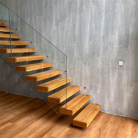 Schodisko obložené gresovou imitáciou dreva