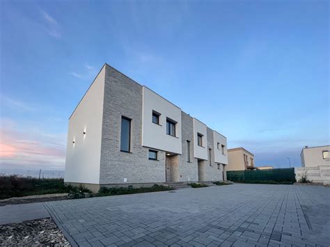 Moderný exteriér s vymývanou dlažbou