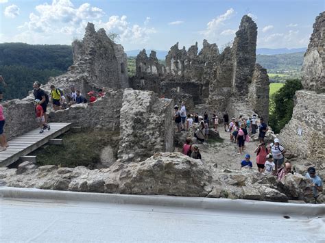 Združenie na záchranu Brekovského hradu pri práci