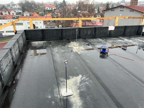 Zodpovedný technik vykonávajúci pravidelnú revíziu záchytného systému na streche